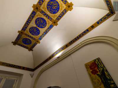 ...un tempo unita al salone da un ampio arco, ora murato 